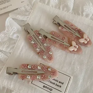 Fermagli per capelli in acetato rosa marmorizzato con farfalle e strass lucidi