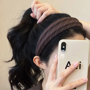 Stilvoller brauner Karo-Haarreif für hohe Pferdeschwanz-Frisuren im minimalistischen Look
