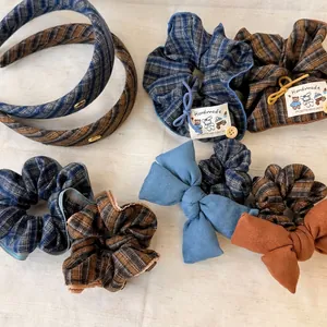 Set aus Retro-Karos und gestreiften Haargummis mit blauem und braunem Strick-Stirnband