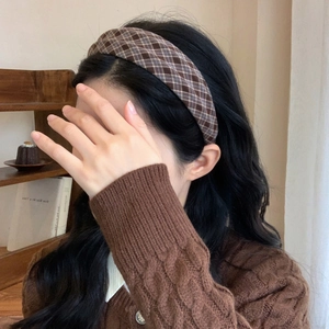 Breiter Haarreif mit braunem Karomuster für einen modischen Retro-Look mit Volumen