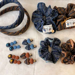 Vintage-Haargummis, Haarbänder und Clips mit blau-braunem Karomuster im Retro-Herbststil