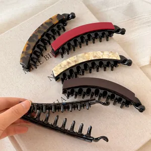 Dettaglio di cinque fermagli per capelli a banana in acetato vintage con motivi marmorei