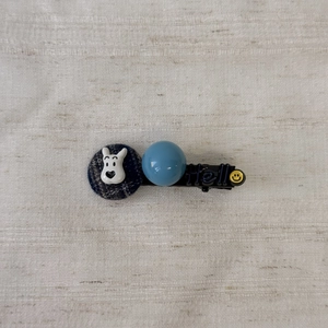 Detailansicht der blau karierten Haarspange mit Hasen-Cartoon und Hello-Text