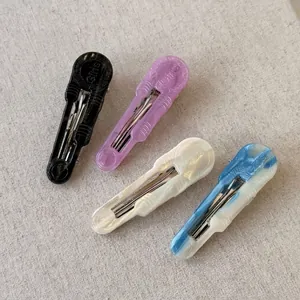 Set di quattro mollette per capelli in acetato colorato con scritta Girls incisa