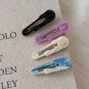 Fermagli per capelli minimalisti in acetato con scritta 'Girls' in quattro colori