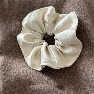 Chouchou en cuir blanc crème de qualité supérieure avec texture de litchi doux