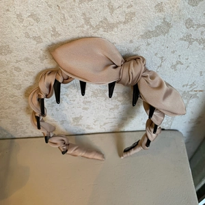 Serre-tête élégant à nœud doré avec dents antidérapantes pour un volume de coiffure