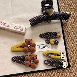 Vintage braunes Haarklammer-Set mit Plüschbären und Herz-Details im Retro-Stil