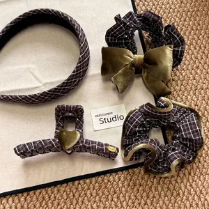 Vintage braunes Karo- und olivgrünes Samt-Haar-Accessoires-Set mit Stirnband und Haargummis