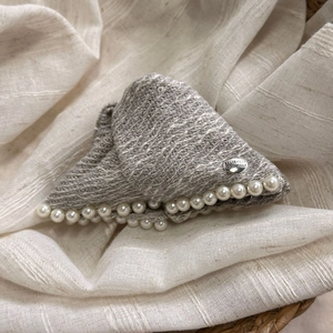 Eleganter Tweed-Haarclip mit Perlen und gravierter Metallplatte im Vintage-Stil