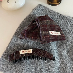 Ensemble fait main avec pince banane et bandeau à carreaux rouge et doré chic