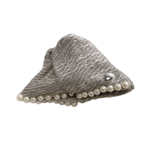 Eleganter Tweed-Haarklammer mit weißen Perlen und rundem Metallanhänger für Damen
