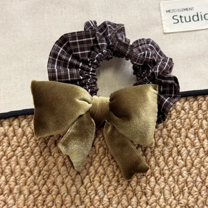 Retro braunes Karo Haargummi mit grüner Samtschleife für preppy Haar Accessoires