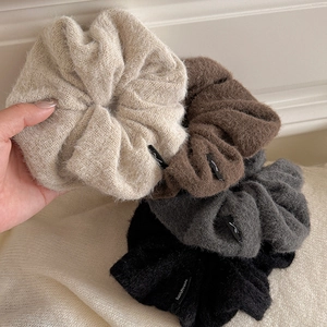 Lot de quatre chouchous en maille duveteuse aux tons terre avec étiquettes faites main