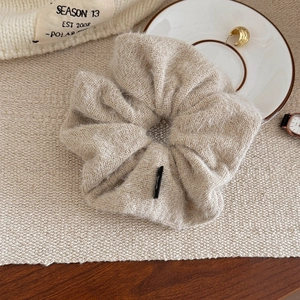 Chouchou chic en laine beige avec texture tricotée pour femme, accessoire d'automne