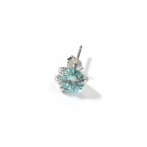 Detail van S925 zilveren moissanite oorknopje met lichtblauwe steen in zes-klauw zetting