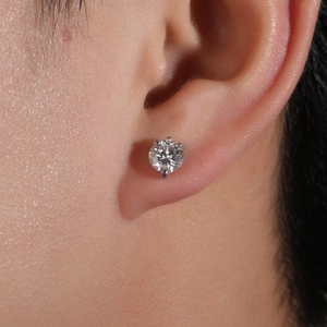 Macro-opname van S925 zilveren moissanite oorknopje met een vierklauwzetting gedragen op het oor