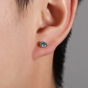 Dichtbij van een blauwe moissanite oorsteker met een klassieke vierklauws zilveren zetting