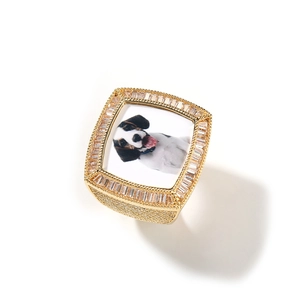 Dettaglio di un anello fotografico hip hop dorato con immagine personalizzata e zirconi