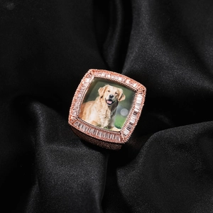 Vista macro dell'anello con foto personalizzata in oro rosa e pavé di pietre di zircone