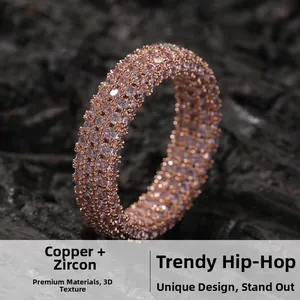Vista macro dell'anello hip hop con zirconi incastonati su base in rame oro rosa