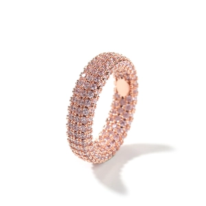 Macro di anello eternity in oro rosa con pavé di pietre di zirconia cubica rosa