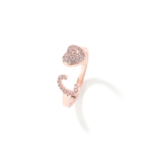 Dettaglio dell'anello aperto in oro rosa con cuore, lettera C e cristalli pavé