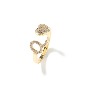 Dettaglio anello a cuore dorato regolabile con lettera O e pavé di cristalli brillanti