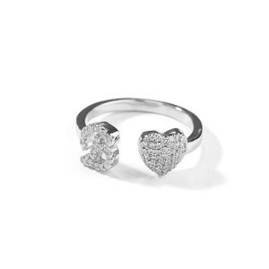 Dettaglio anello regolabile argento con simbolo del dollaro e cuore in zirconi cubici
