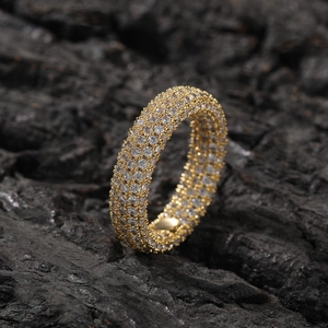 Vista dettagliata dell'anello eternity dorato con più file di pavé di zirconi cubici