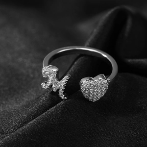 Vista dettagliata della lettera K e della forma a cuore sull'anello in argento regolabile