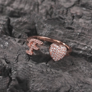 Anello regolabile in oro rosa con lettera F, forma a cuore e pietre di zircone