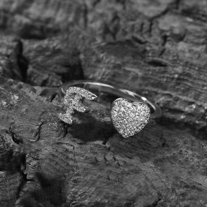 Dettaglio anello argento con lettera F e cuore impreziositi da zirconi cubici
