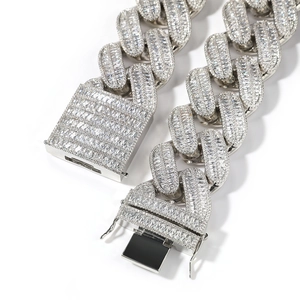 Chaîne cubaine hip hop plaqué argent avec zircons denses et fermoir rectangulaire robuste