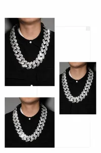 Collier à mailles cubaines argenté avec zircons porté par un mannequin en chemise noire