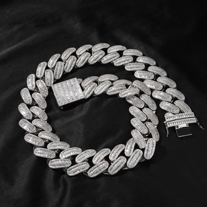 Détail du collier cubain hip-hop en argent avec zircons sur fond en soie noire