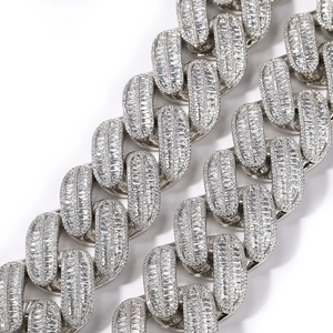 Détail macro d'une chaîne cubaine argentée avec zircons en taille baguette et ronde