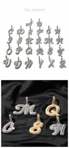 Makroaufnahme der vereisten A-Z Buchstaben-Anhänger mit Zirkonia in Gold und Silber