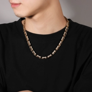Détail d'un collier hip hop de 5 mm pour homme doré avec des accents de diamants fins
