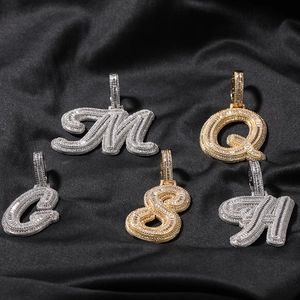Detailansicht der Hip-Hop-Buchstabenanhänger mit Mikro-Zirkonia-Besatz in Gold und Silber