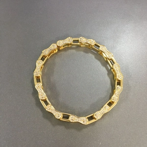 Vue macro d'un collier hip hop doré de 5mm avec maillons de vélo sertis de zircons