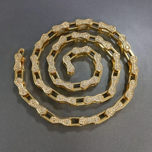 Détail du collier chaîne de vélo 5mm doré hip hop avec cristaux blancs brillants