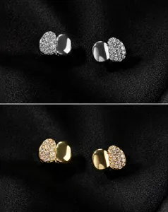 Detailopname van hiphop oorbellen met gepolijste afwerking en zirkonen in goud en zilver