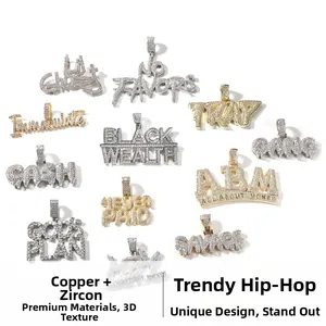 Detailopname van hiphop-hangers van koper met zirkoon in goud- en zilverkleur