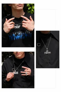 Macro detail van hiphop hangers met zirkonia steentjes en een gedraaide touwketting stijl
