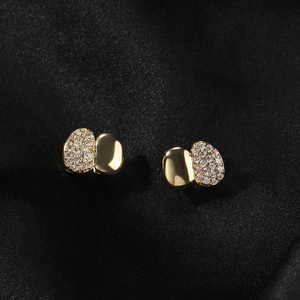 Elegante goudkleurige oorknopjes met gladde boonvorm en micro-pave witte zirkonia stenen