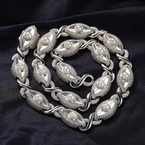 Macro detail van luxe oogvormige parel schakels met fonkelende diamanten op zilveren ketting