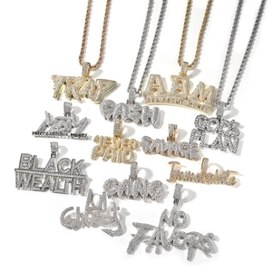 Detailopname van hiphophangers met witte zirkonia-inlays aan gedraaide koordkettingen