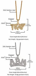 Detailweergave van gouden TRAP en zilveren ABM hiphop hangers met zirkonia stenen