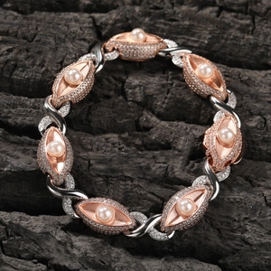 Detailopname van de roségouden en zilveren armband met parels en kristalzetting